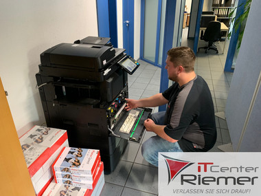 Auslieferung von drei Toshiba A3 Multifunktionsfarbsystemen
